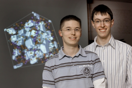 Ingo Heimbach (l.) und Florian Rhiem have developed a program to visualize cavaties in molecules. (source: Forschungszentrum Jülich)